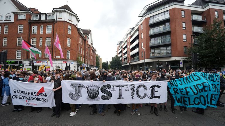 Pro-imigrační protestující se shromažďují mimo hotel Thistle City Barbican v centru Londýna, ve kterém jsou umístěny žadatelé o azyl. Pic: Pa