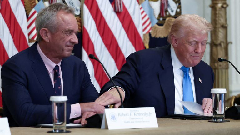Prezident Donald Trump a jeho zdravotní sekretář Robert F. Kennedy Jr. v Bílém domě 30. července. Pic: Reuters