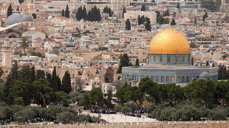 Fotografie souboru: Obecný pohled na sloučeninu Al-Aqsa, známý také Židům jako Temple Mount, protože muslimští věřící se účastní posledních pátečních modlitby 