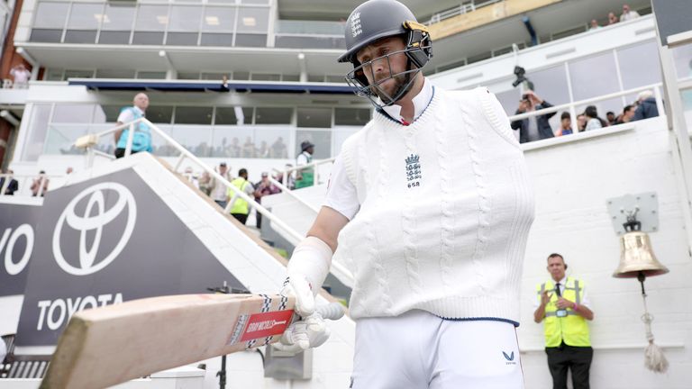 Anglie Chris Woakes vychází na pálku s paží v praku.  Pic: Reuters