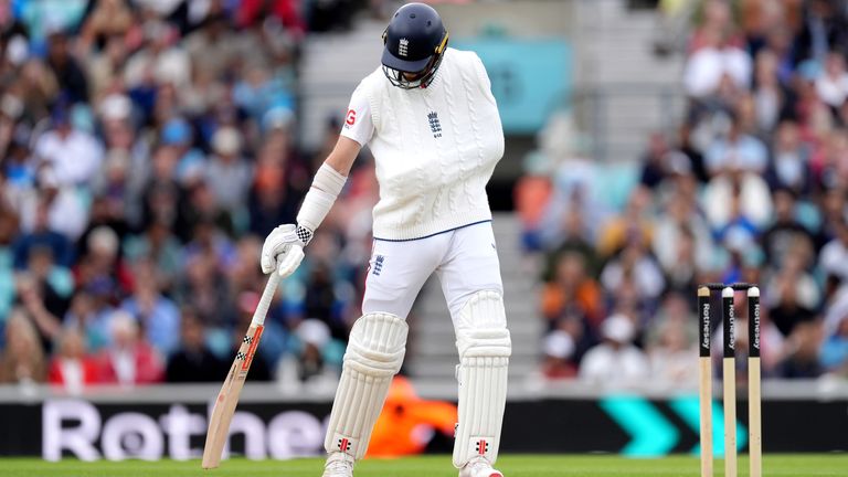 Anglie Chris Woakes s paží v praku zamíří k pálce.  Pic: Pa