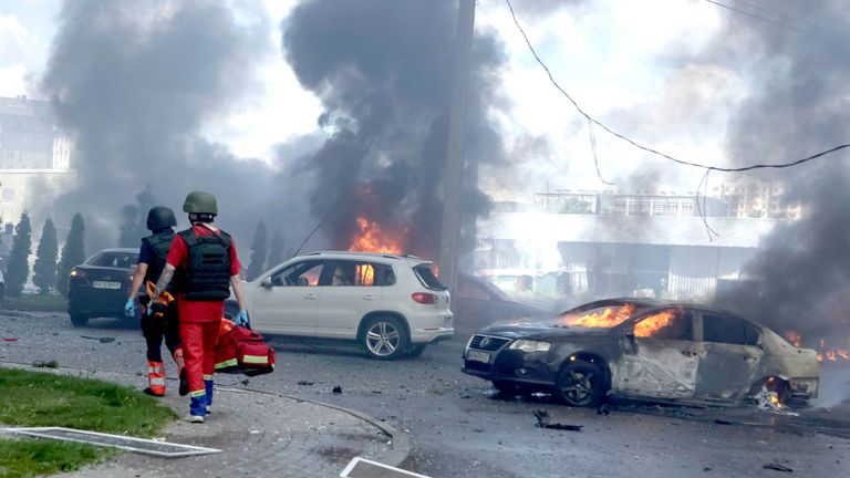 Hořící auta jsou vidět na místě ruského leteckého stávky, uprostřed ruského útoku na Ukrajinu v Charkivu na Ukrajině 24. července 2025. Reuters/Sofiia Gatilova