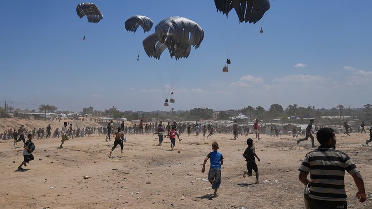 Palestinci spěchají, aby sbírali humanitární pomoc v Gaze. Pic: Ap