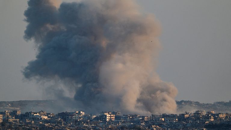Po explozi v Gaze stoupá kouř. Pic: Reuters