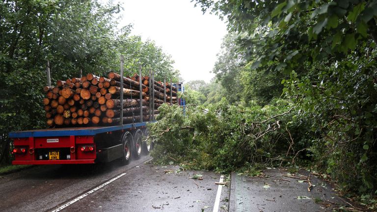 Fallen Tree blokuje část silnice A82 poblíž Onich, protože Storm Floris zasáhne Skotsko, Británie 4. srpna 2025. Reuters/Russell Cheyne