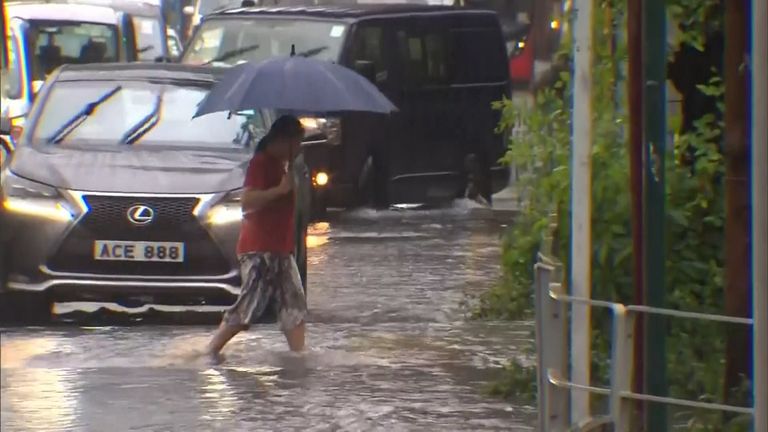 Hongkong vydal varování nejvyšší úrovně „černé“, protože přívalové deště vyvolaly povodně a sesuvy půdy
