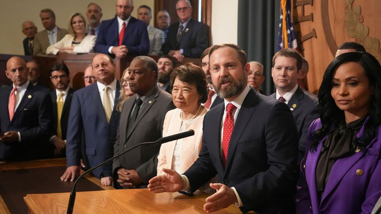 Republikánský reproduktor Texas House Dustin Burrows hovoří s médii v Capitolu v Austinu v Texasu. Pic: Ap