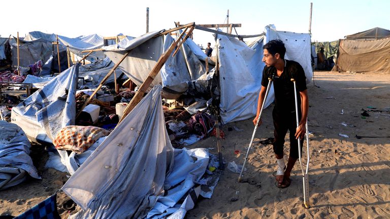 Palestinci kontrolují škodu na místě přes noc izraelské stávky v Khan Younis.  Pic: Reuters