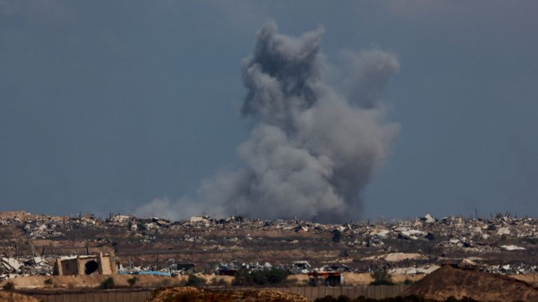 Kouř stoupá po explozi v Gaze, jak je vidět z Izraele, 5. srpna 2025. Reuters/Amir Cohen dostupný