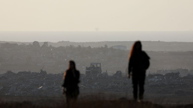 Izraelský voják přehlíží pás Gazy, jak je vidět z izraelské strany hranice Izrael-Gaza