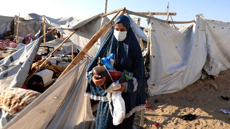 Palestinci kontrolují škodu na místě přes noc izraelské stávky v Khan Younis.  Pic: Reuters