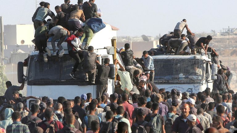 Palestinci stoupají na nákladní automobily, když hledají pomocné zásoby v Khan Younis, Southern Gaza Strip, 4. srpna 2025. Reuters/Hatem Khaled