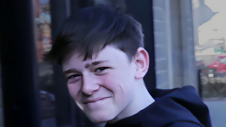 Nedatovaná rodinná leták vydaná Lancashire Constabulary z Ryana Morgana, 14 let, který zemřel "v hrůze" Když se pokusil získat kontrolu nad V