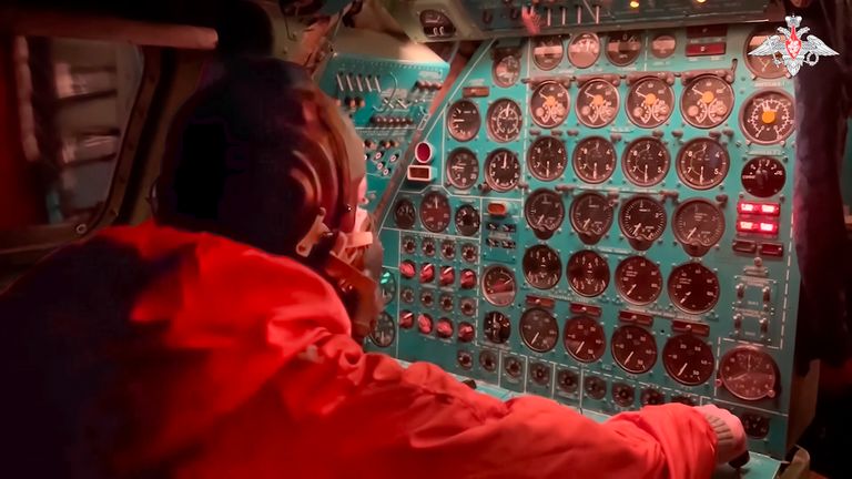 Člen posádky ruského letectva dohlíží na přístrojovou desku na palubě jaderně kapatovaného strategického bombardéru TU-95 