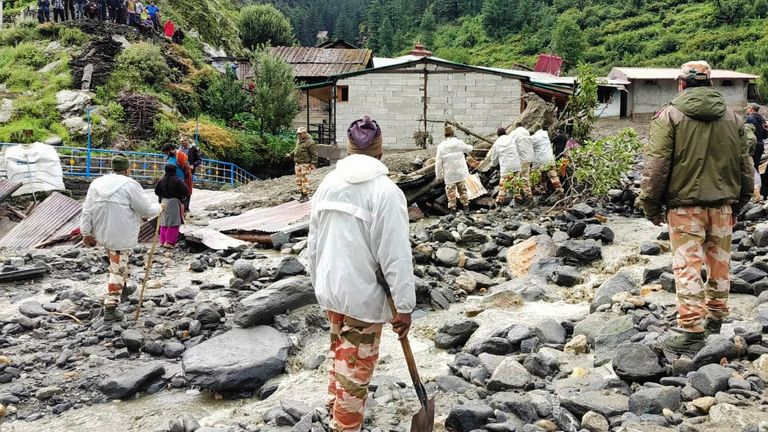 Indo-Tibetská pohraniční policie zasáhne poškození a záchrannou operaci po bleskové povodni, která zametla domy a budovy v Dharalu.  Pic: Ap