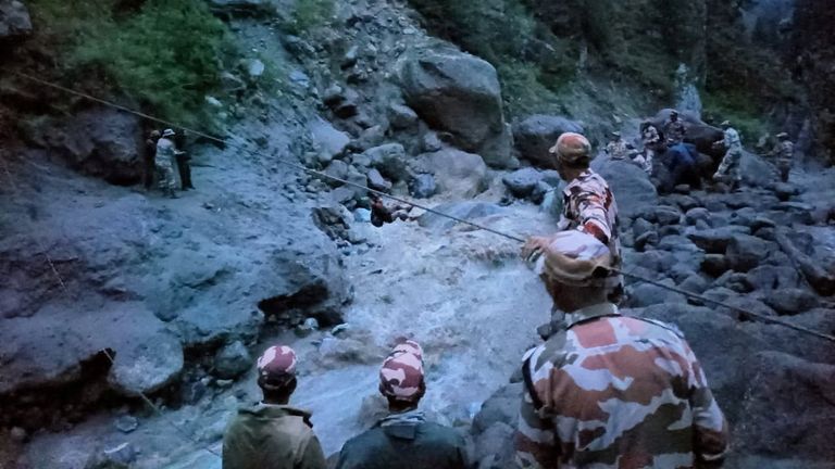 Záchranné operace uprostřed těžkých dešťů na místě uvedeném jako Kinnaur, Himachal Pradesh, Indie. Obrázek: Indo-Tibetská pohraniční policie/leták