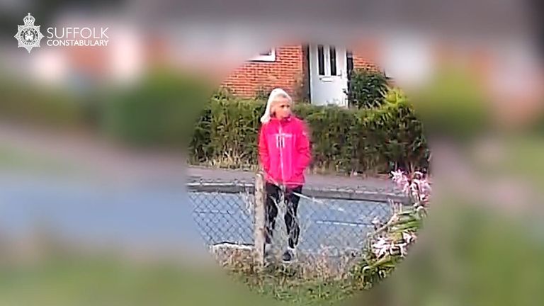 Nové záběry ukazují, že Anita zvedla hodinu před její vraždou 