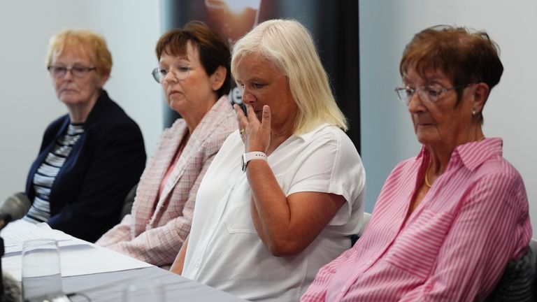 Rodiny paní Fraserové a paní Pilleyové spojily své síly a ve středu pořádaly mediální konferenci v Glasgowě. Pic: Pa