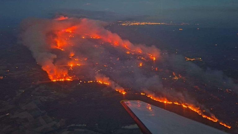 Letecký pohled na oheň poblíž Saint-Laurent-de-La-Cabrerisse. Pic: Securite Civile/Reuters