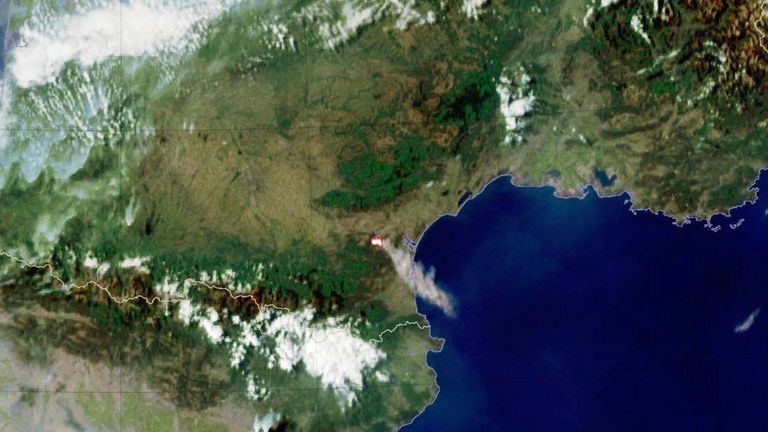 Tento letecký obraz ukazuje kouř v celém regionu. Pic: Meteo France/Ap