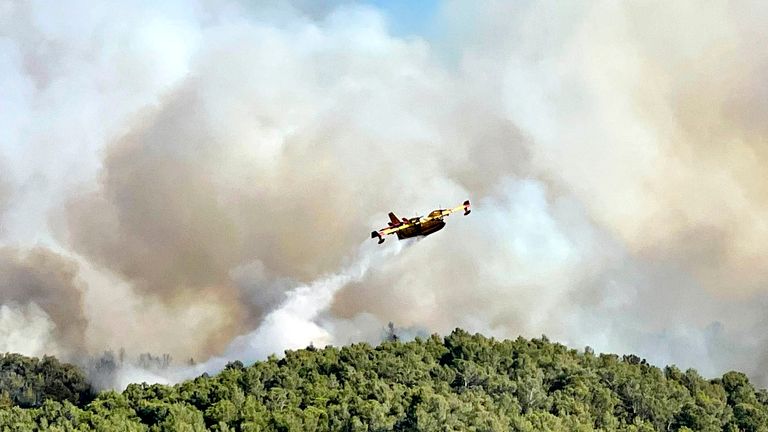 Letadlo spustí vodu na požár. Pic: Securite Civile/ap