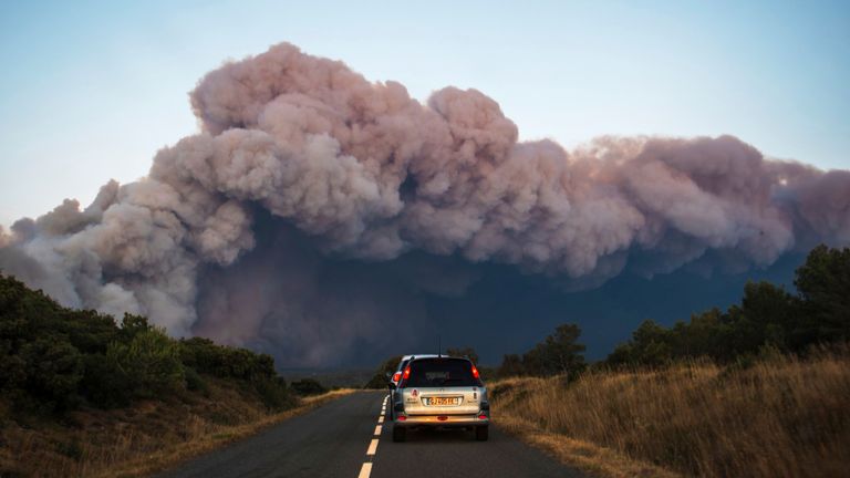 Kouř naplní vzduch, když požár hoří přes jižní části. Pic: Richard Capalade/ap