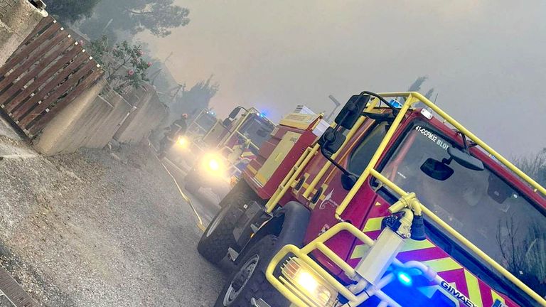 Hasiči čelili náročným podmínkám v Saint-Laurent-de-La-Cabrerisse. Pic: Securite Civile/Reuters