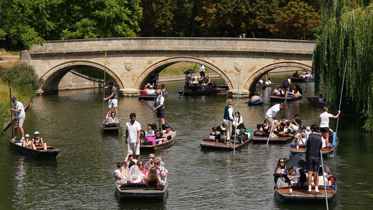 Lidé minulý měsíc trestání podél říční kamery v Cambridge. Pic: Pa