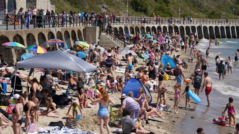 Lidé, kteří si minulý měsíc užívali horké počasí na Sunny Sands Beach v Folkestone. Pic: Pa  