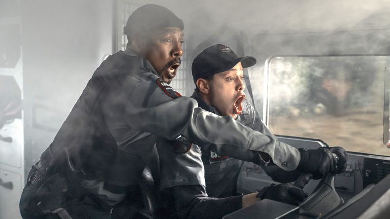 Eddie Murphy a Pete Davidson ve vyzvednutí. Pic: Amazon MGM Studios