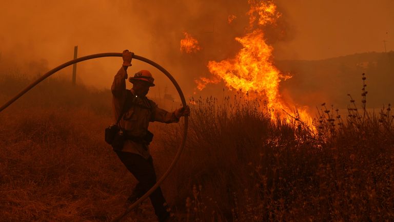 Hasič bojuje ve čtvrtek. Pic: Ap 