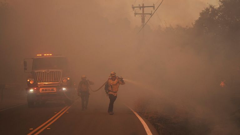 Ve čtvrtek vyplňuje kouř z ohně kaňonu v Hasley Canyon. Pic: Ap