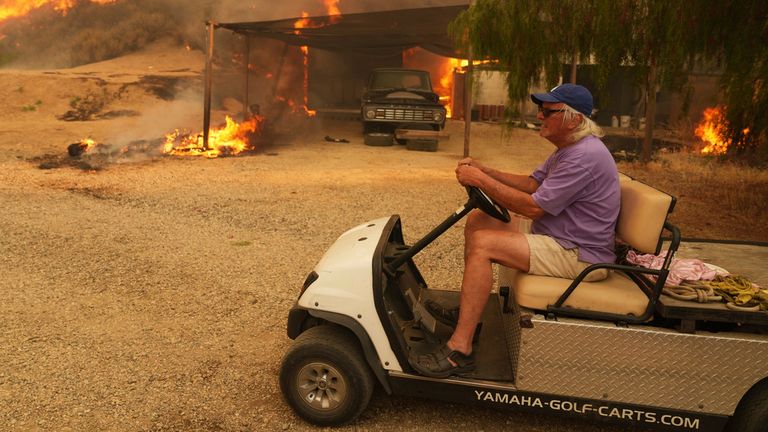 Rezident jezdí na golfovém buggy skrz palbu kaňonu. Pic: Ap