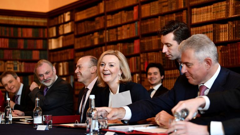 Liz Truss se účastní setkání s viceprezidentem Evropské komise Maros Sefcovic v roce 2022. Obrázek: Reuters