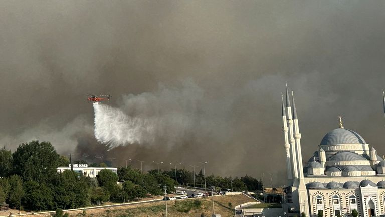 Hasičský vrtulník v okrese Kepez v Canakkale v Turecku. Pic: Reuters