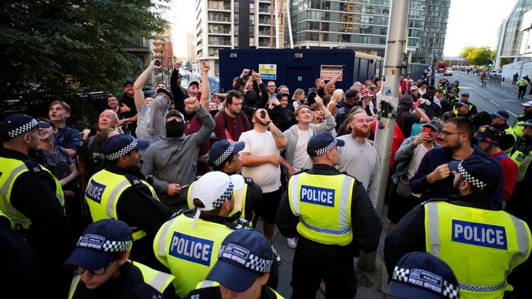 Policie tvoří bariéru v Londýně Canary Wharf, kde byli dva lidé zatčeni. Pic: Pa 