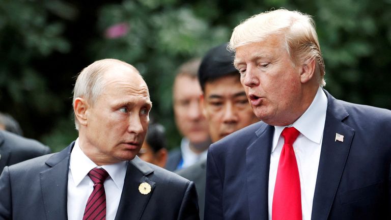 Donald Trump, správně a Vladimir Putin na summitu ve Vietnamu v roce 2017. Obrázek: Reuters