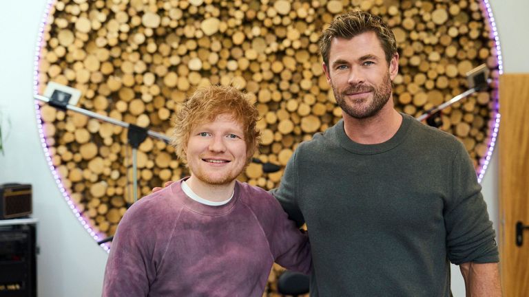 Chris Hemsworth s Edem Sheeranem. Pic: Disney