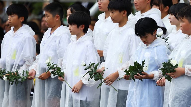Děti nesou pocty pro oběti v sobotu v Peace Park Nagasaki. Pic: Reuters