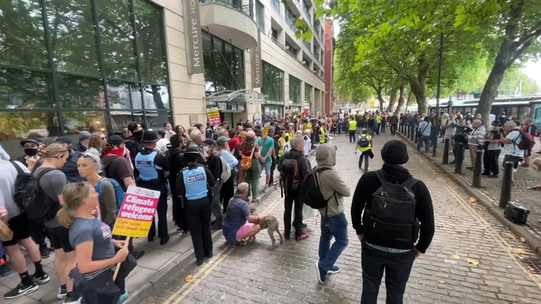 Protestující před hotelem Mercure v Bristolu