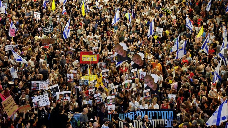 Demonstranti v Tel Avivu požadují okamžité propuštění rukojmí, které drží Hamas. Pic: Reuters