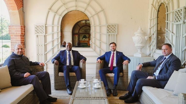 Zleva: Rustem Umerov, David Lammy, JD Vance a Andriy Yermak. Pic: X/David Lammy