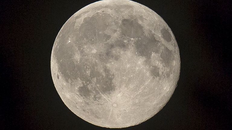 Světlo z Měsíce by mohlo ztížit vidět meteory. Pic: Reuters 
