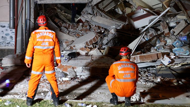 Vyhledávací týmy se musely vyrovnat s několika otřesy přes noc. Pic: Reuters