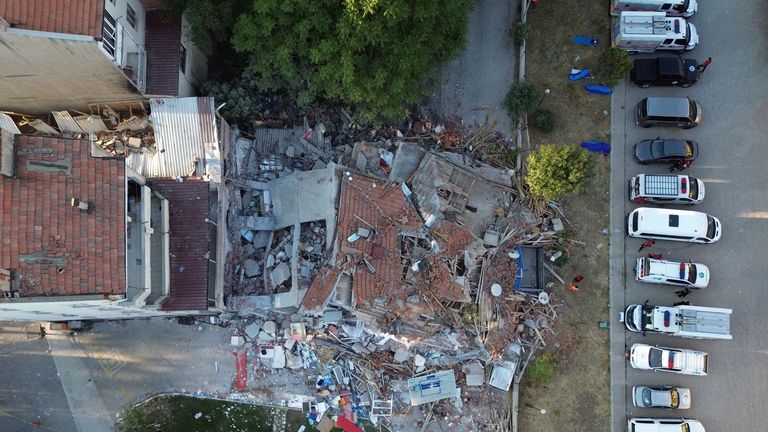 Záběry dronů ukazují trochou budovy ve městě Sindirgi. Pic: Reuters