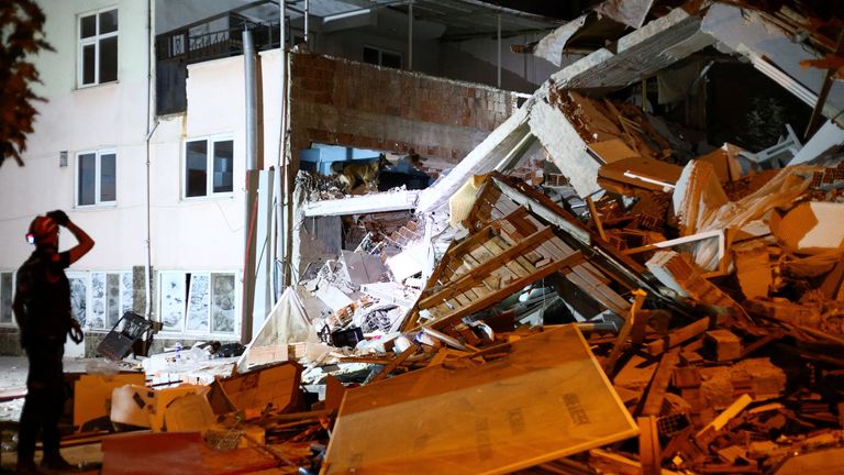 Záchranáři vyzvali k tichu, aby jim pomohli slyšet známky života pod trochou. Pic: Reuters