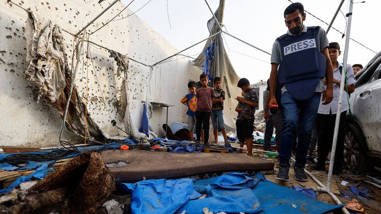 Následky stávky na novináři Al Jazeera. Pic: Reuters