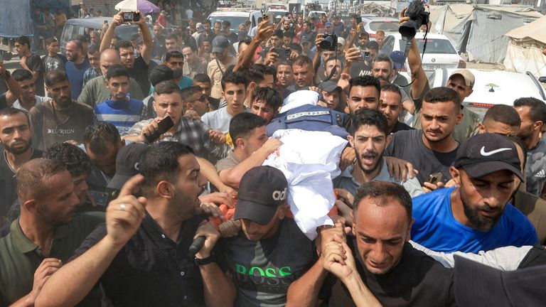 Mournery nesou tělo novináře Al Jazeera Anas al-Sharif. Pic: Reuters