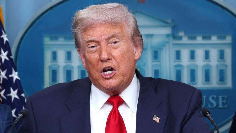 Donald Trump hovořil v Bílém domě v pondělí. Pic: Reuters