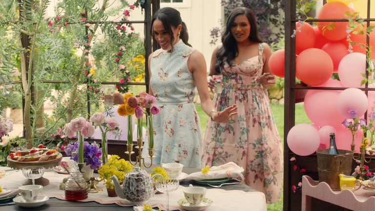(RL) Meghan, vévodkyně ze Sussexu a Mindy Kaling. Pic: Netflix
